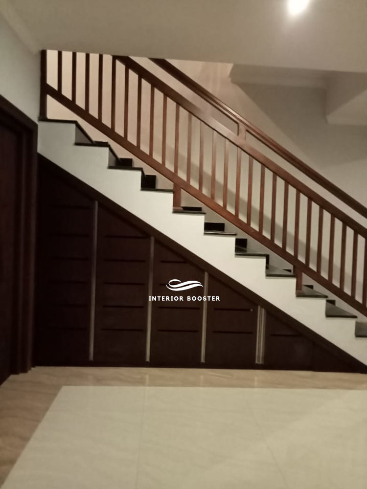 Tampak depan lemari bawah tangga