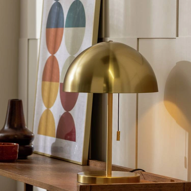 Lampu dengan aksen kuningan, Sumber: habitat.co.uk