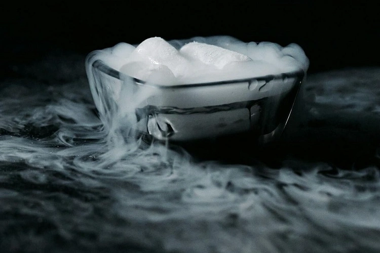 Memanfaatkan dry ice untuk alternatif penyejuk ruangan, Sumber: zekatraining.com