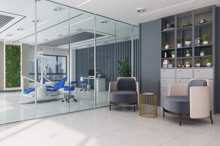 Desain interior dentist dengan pembatas, Sumber: interiorsoloraya.com