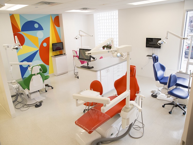 Interior klinik yang cheerful, Sumber: carlsbaddentist.info