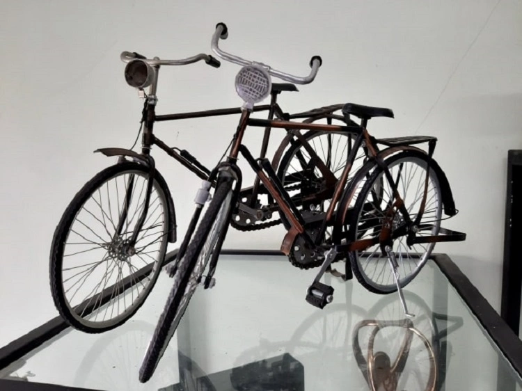 Miniatur logam untuk dekorasi kantor, Sumber: wirotocraft.com